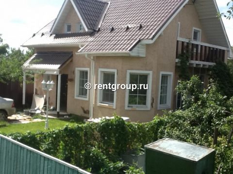 Modern two -storey cottage area of ​​115 m2, located in a gated community villas nearest suburbs. Silicate platform. Warsaw highway., 10 km. from Moscow. On the border of Moscow and Podolsk. Ground floor is a cozy living room with fireplace and a sof...