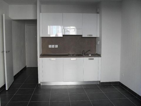 Apartment Stage 3rd, View Urban, position north, General condition New, Kitchen American, Heating Collective, Hot water Collective, Rental Unfurnished, Duration 36 [mois] Shower 1, Balcony 1 Building Costs rent 500€, Monthly service charges 60€, Bond...