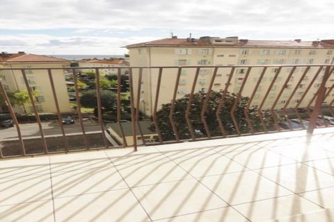 Apartment Stage 4th, View Sea, position south east, General condition Excellent, Kitchen Separate fitted, Heating Collective, Hot water Separate, Living room surface 17 m² Bedrooms 3, Bath 1, Toilet 1, Balcony 1, Terrace 1, Cellars 1 Building Built i...